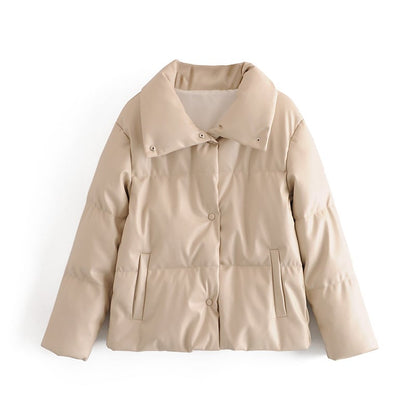 Beige Damen-Daunenjacke mit Knopfleiste, warm gefüttert, modischer Wintermantel, stilvolle Oberbekleidung für kalte Tage.