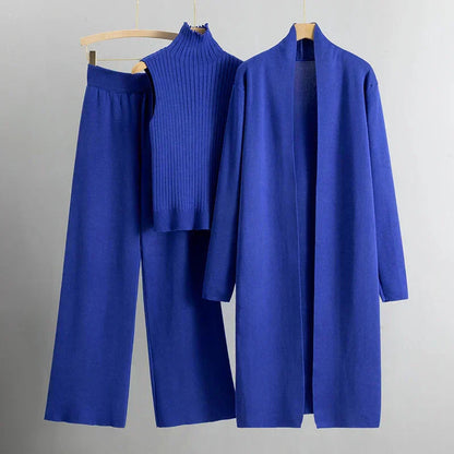 Damenmode-Set in Blau: Strickjacke, ärmelloses Oberteil und weite Hose. Elegantes, modernes Design für stilvolle Herbst- und Winteroutfits.