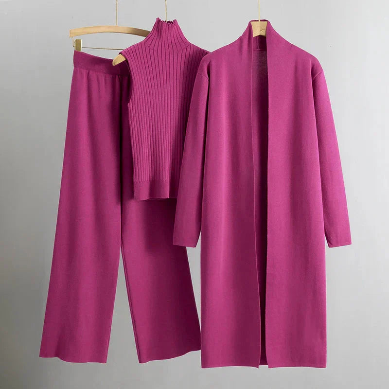 Damenmode-Set in Fuchsia: Strickmantel, ärmelloses Oberteil und weite Hose. Elegantes, modernes Design für stilvolle Herbst- und Winteroutfits.
