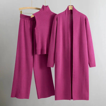 Damenmode-Set in Fuchsia: Strickmantel, ärmelloses Oberteil und weite Hose. Elegantes, modernes Design für stilvolle Herbst- und Winteroutfits.