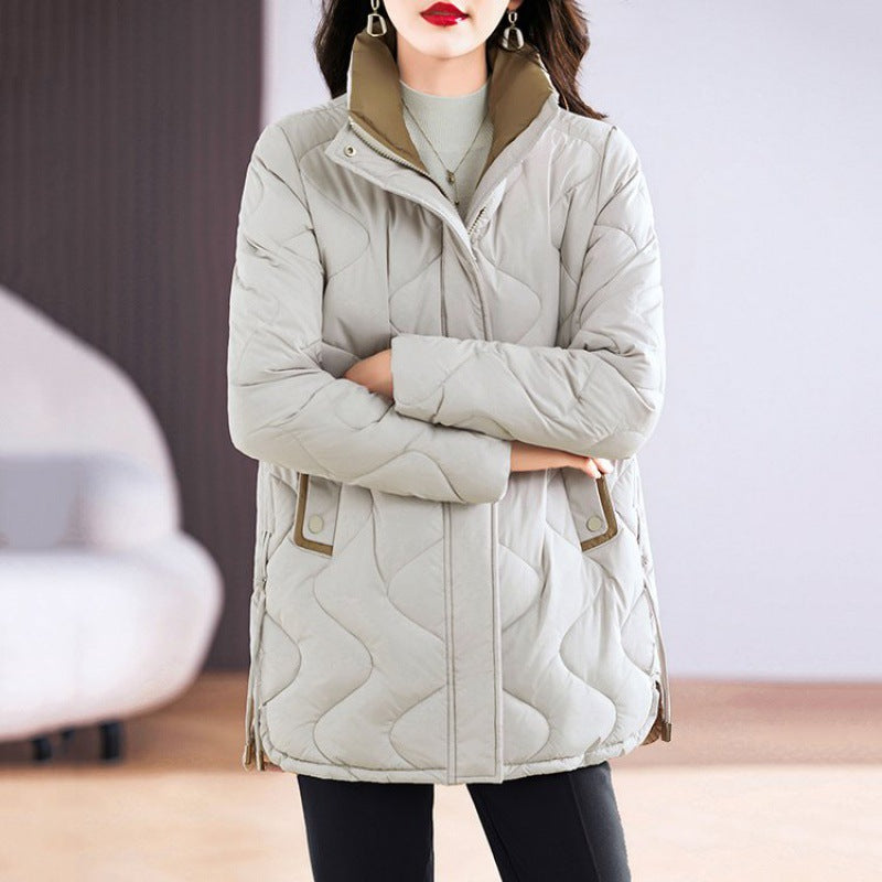 Damen Winterjacke beige, gesteppt, mit Reißverschluss und Stehkragen. Modische, warme Jacke für kalte Tage. Ideal für Herbst und Winter.