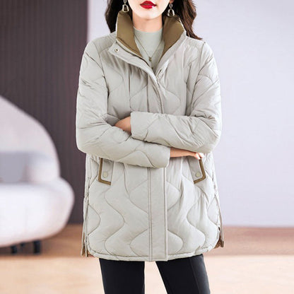 Damen Winterjacke beige, gesteppt, mit Reißverschluss und Stehkragen. Modische, warme Jacke für kalte Tage. Ideal für Herbst und Winter.