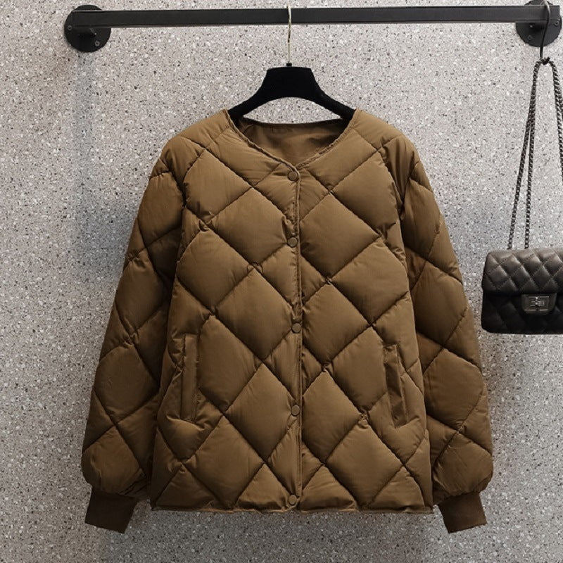 Braune gesteppte Damenjacke auf Kleiderbügel, modisch und warm, ideal für Herbst und Winter. Elegante, gesteppte Optik, trendige Damenmode.