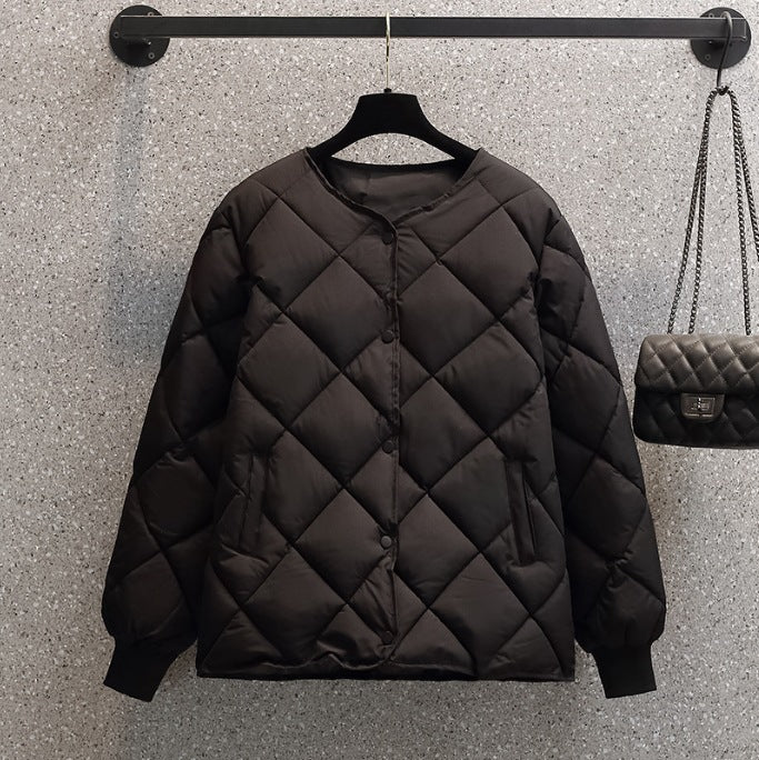 Schwarze gesteppte Damenjacke auf Bügel, minimalistisch, modisch, warm; daneben passende gesteppte Handtasche. Ideal für Herbst/Winter.