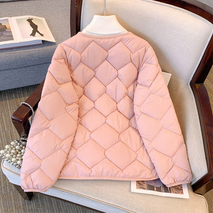 Rosa gesteppte Damenjacke auf einem Sessel, modisch und warm, ideal für Herbst und Winter. Elegantes Design, perfekt für stilvolle Outfits.