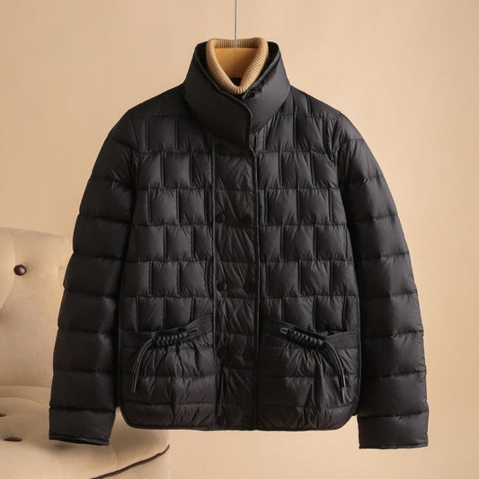 Schwarze Daunenjacke mit Stehkragen, gestepptem Design und zwei Fronttaschen, ideal für Wintermode und Outdoor-Aktivitäten.