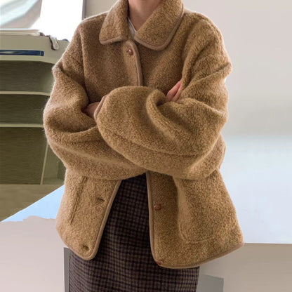 Damen Teddyjacke in Beige, kuschelig und modisch, ideal für Herbst und Winter. Perfekt kombiniert mit kariertem Rock für einen trendigen Look.