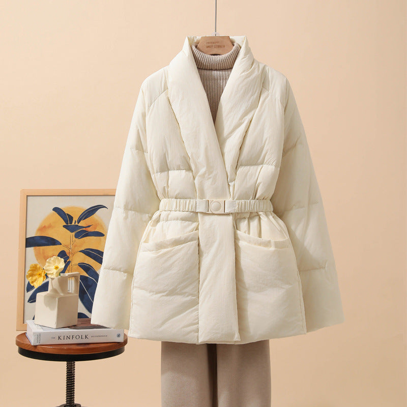 Weiße Daunenjacke mit Gürtel, auf Kleiderbügel präsentiert. Elegante Wintermode, warm und stilvoll. Perfekt für kalte Tage.