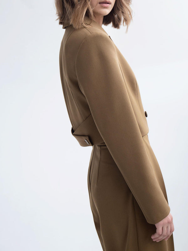 Brauner Damenblazer, elegant geschnitten, seitliche Ansicht. Modetrend, Business-Outfit, hochwertige Damenbekleidung, minimalistischer Stil.