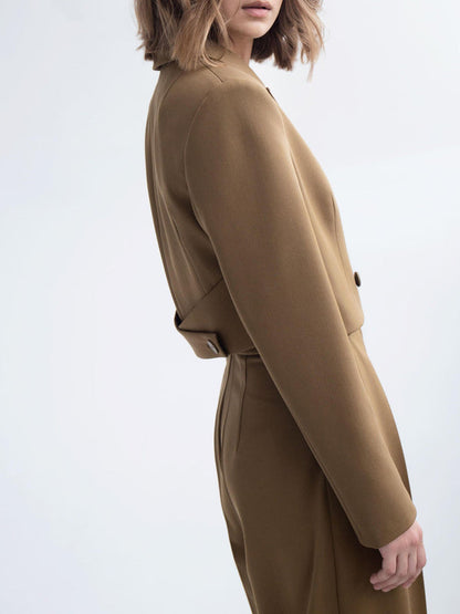 Brauner Damenblazer, elegant geschnitten, seitliche Ansicht. Modetrend, Business-Outfit, hochwertige Damenbekleidung, minimalistischer Stil.