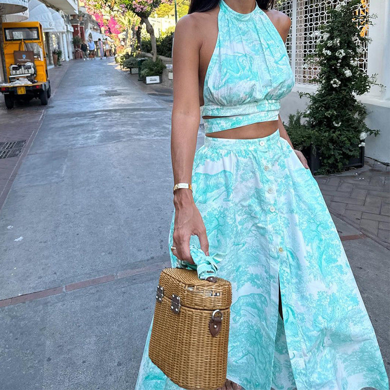 Frau in türkisfarbenem Sommerkleid mit tropischem Muster, hält einen Korb aus Rattan. Stadtstraße im Hintergrund. Mode, Sommer, Damenbekleidung.