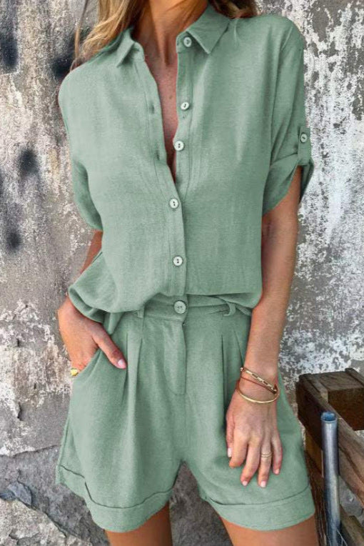 Frau in grünem Leinen-Shorts-Set vor rustikaler Wand. Sommermode, lässiger Stil, Damenbekleidung, trendiges Outfit, Freizeitlook.