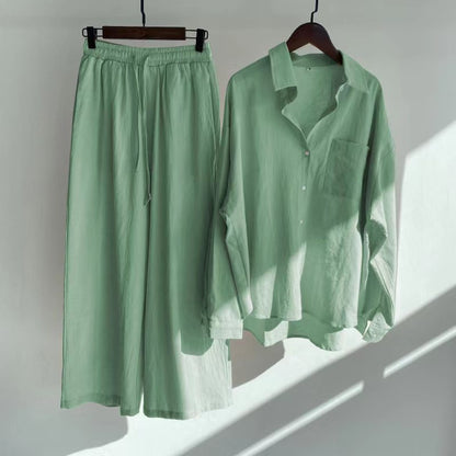 Zweiteiliges Set aus mintgrüner Leinenbluse und passender Hose, lässiger Stil, ideal für Sommermode, minimalistisch und elegant.