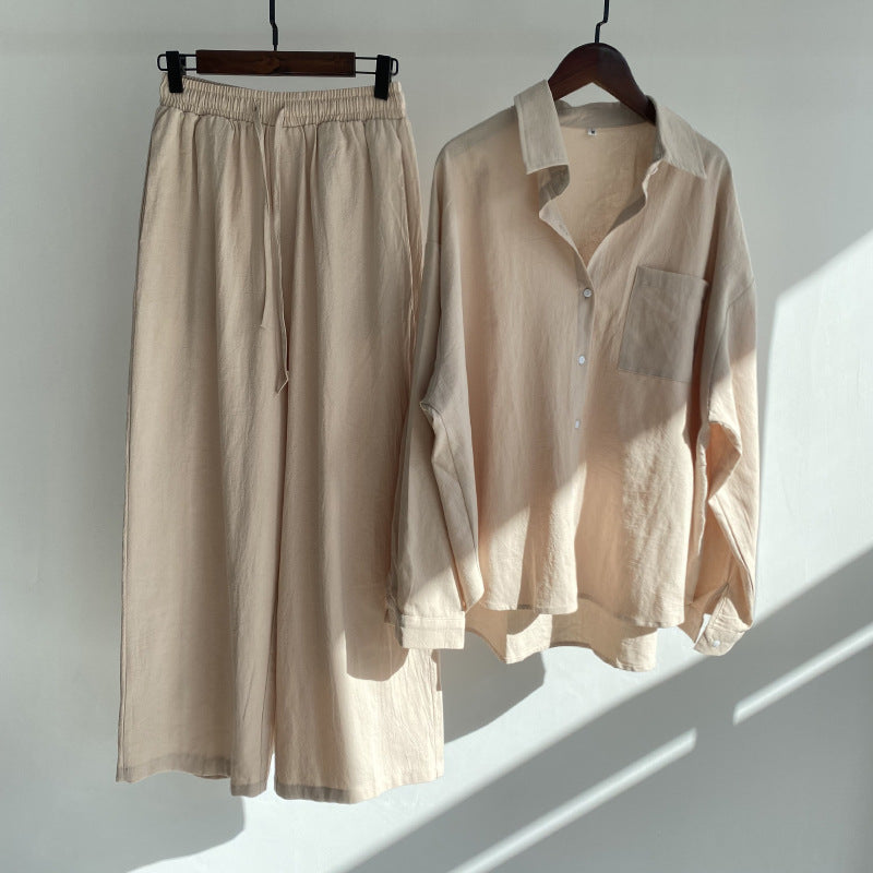Beige Leinen-Set mit langärmligem Hemd und weiten Hosen, minimalistisch und elegant, ideal für lässige Mode und nachhaltige Kleidungstrends.