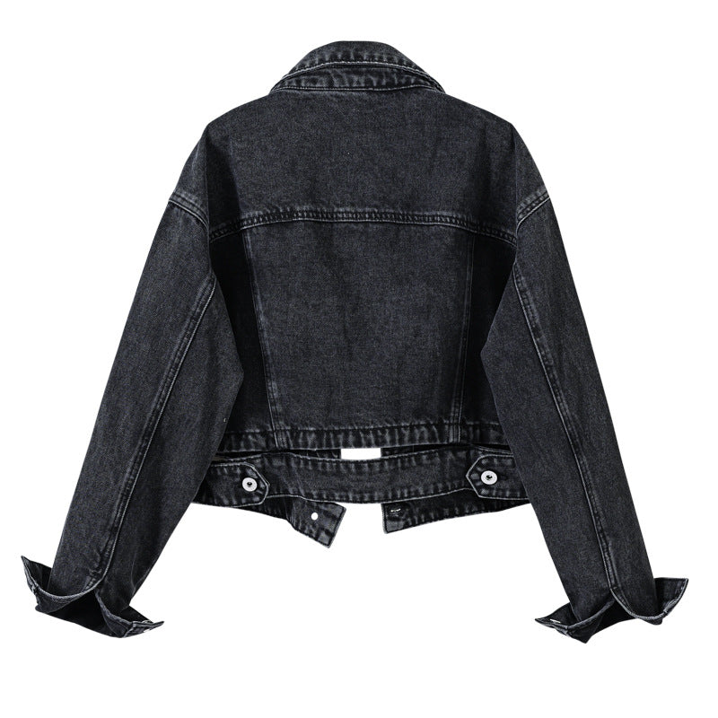 Schwarze Jeansjacke aus Denim, Rückansicht, klassischer Schnitt, modisches Design, ideal für Freizeitkleidung und Streetwear.
