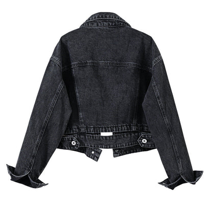 Schwarze Jeansjacke aus Denim, Rückansicht, klassischer Schnitt, modisches Design, ideal für Freizeitkleidung und Streetwear.