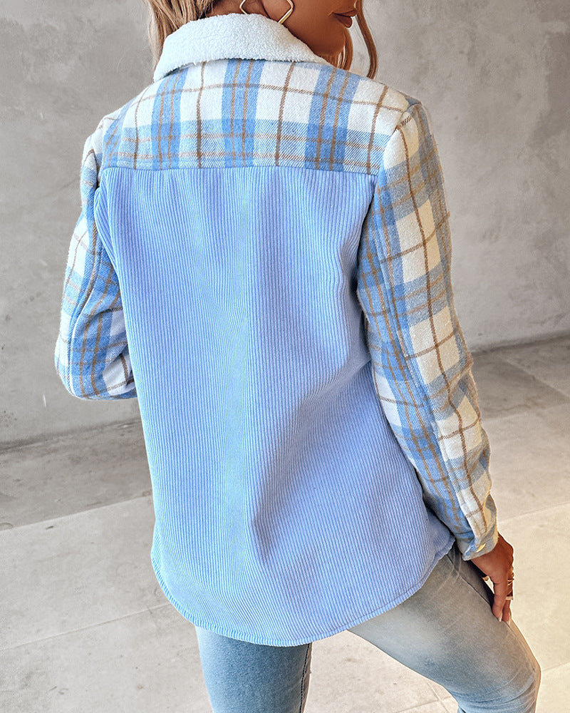 Frau trägt blau-kariertes Hemd mit Cord-Details, Rückansicht. Modetrend Herbst 2023, lässiger Stil, Damenmode, bequeme Freizeitkleidung.