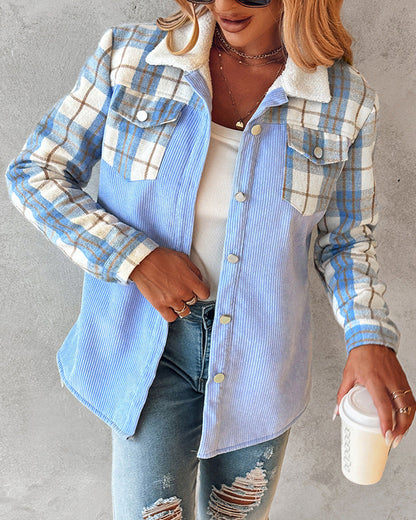 Frau trägt blau-kariertes Hemd mit weißen und beigen Akzenten, kombiniert mit zerrissenen Jeans und hält einen Kaffeebecher. Modetrend Herbst 2023.