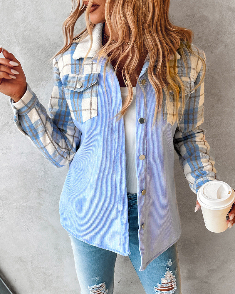 Frau in kariertem Hemd und Jeans hält Kaffeebecher. Modetrend, lässiger Look, Herbstmode, Damenbekleidung, Streetstyle.