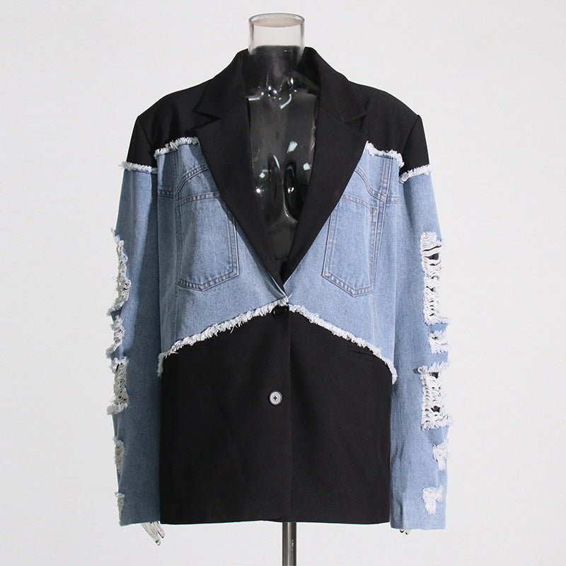 Schwarzer und blauer Patchwork-Blazer mit zerrissenen Denim-Details, modisches Design, Unisex-Jacke, trendige Oberbekleidung, Streetwear-Stil.