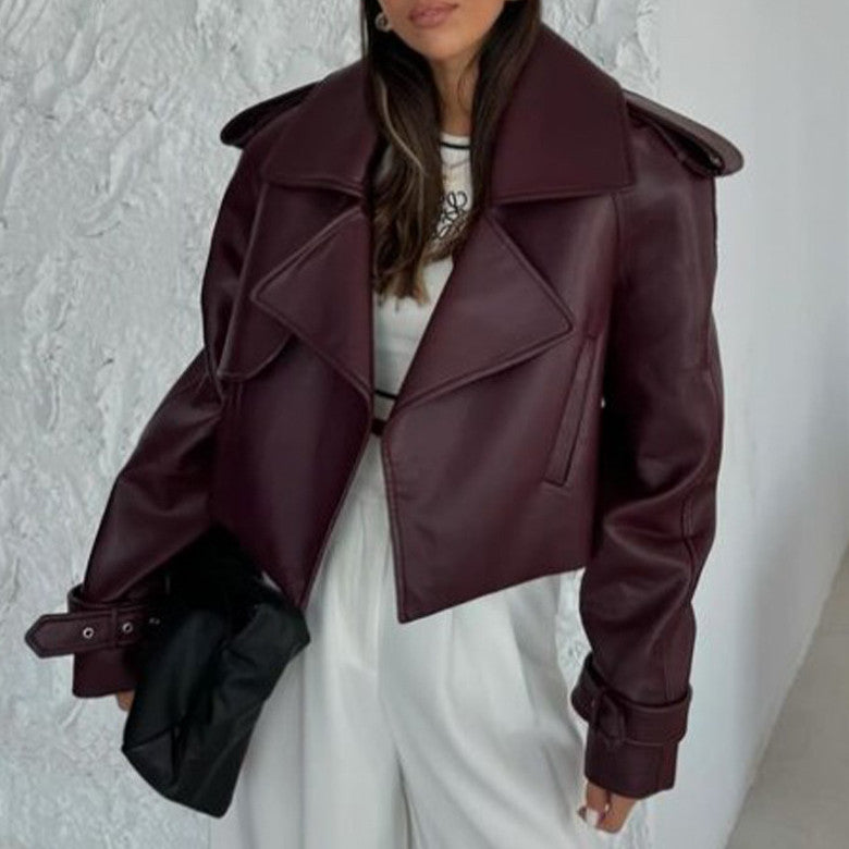 Dunkelrote Lederjacke für Damen, modisch und elegant, kombiniert mit weißem Outfit. Perfekt für Herbstmode und stilvolle Auftritte.