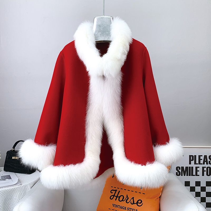 Roter Mantel mit weißem Kunstfellkragen und -säumen, elegant drapiert auf einem Kleiderbügel. Perfekt für festliche Anlässe und Wintermode.