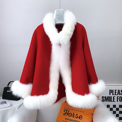 Roter Mantel mit weißem Kunstfellkragen und -säumen, elegant drapiert auf einem Kleiderbügel. Perfekt für festliche Anlässe und Wintermode.