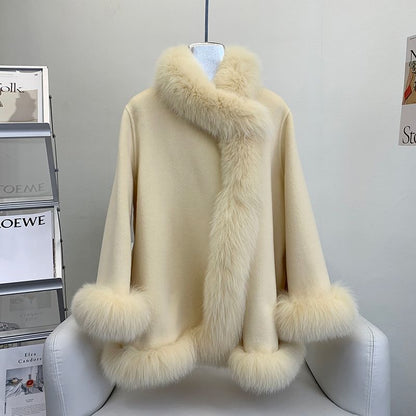 Beige Damenmantel mit Kunstpelzbesatz, elegantes Design, luxuriöser Wintermantel, modische Oberbekleidung, warm und stilvoll.