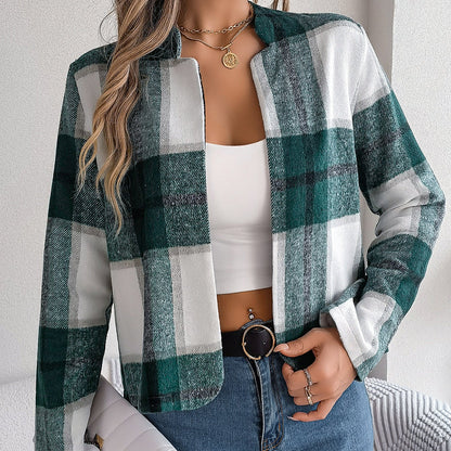 Frau trägt grün-weiß karierte Jacke, weißes Top und Jeans. Modetrend, lässiger Look, Herbstmode, Damenbekleidung, stilvolles Outfit.