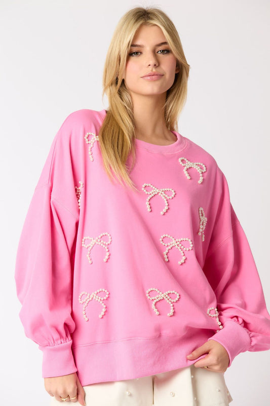Detailansicht des Schleifendetails mit Perlen am Damen-Herbstpullover