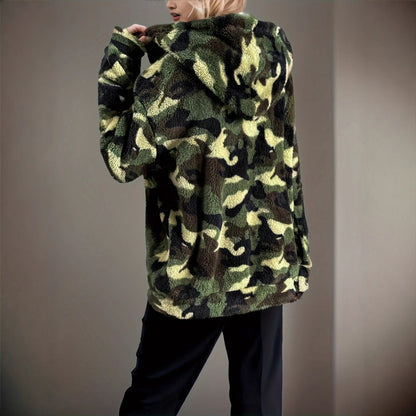 Frau in Camouflage-Fleecejacke mit Kapuze, Rückansicht. Modetrend, Winterbekleidung, Outdoor-Style. Ideal für kalte Tage.