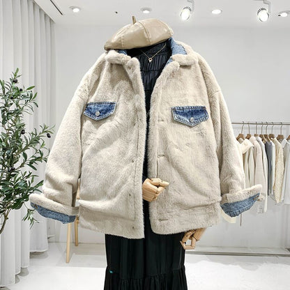 Beige Kunstpelzjacke mit blauen Jeansakzenten, ausgestellt in einem modernen Bekleidungsgeschäft. Trendige Wintermode, stilvoll und warm.