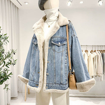 Mannequin mit blauer Jeansjacke und Fellkragen, kombiniert mit weißem Rollkragenpullover. Modetrend, Wintermode, Damenbekleidung, stilvolle Outfits.