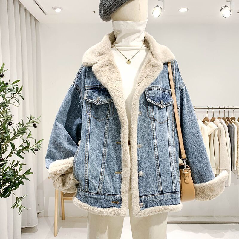 Damen Jeansjacke mit Kunstfell, blau, oversized, modisch, Herbst-Winter, Schaufensterpuppe, Boutique, eleganter Stil, Innenansicht.