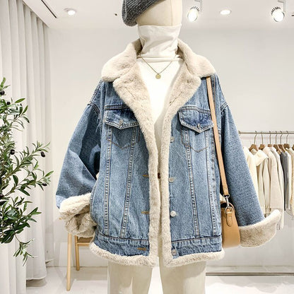 Damen Jeansjacke mit Kunstfell, blau, oversized, modisch, Herbst-Winter, Schaufensterpuppe, Boutique, eleganter Stil, Innenansicht.