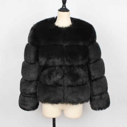 Schwarze Kunstpelzjacke auf Schneiderpuppe, voluminös und elegant, ideal für Wintermode. Luxuriöse Damenbekleidung, stilvoll und warm.