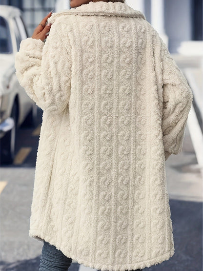 Damen Teddyfell-Mantel in Creme, Rückansicht. Flauschige Textur, ideal für Wintermode. Stilvoller, warmer Mantel für kalte Tage.