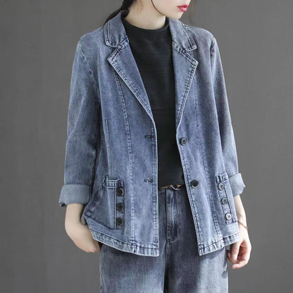 Frau in modischer Jeansjacke und Jeanshose, grauer Hintergrund, lässiger Look, Denim-Outfit, moderne Damenmode, Streetwear-Trend.