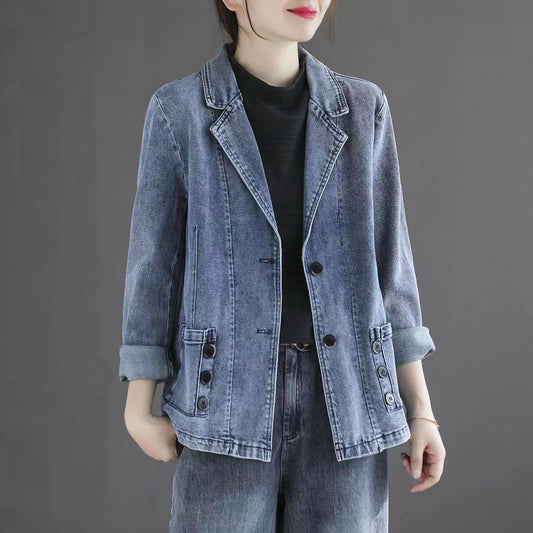 Frau in modischer Jeansjacke und Jeanshose vor grauem Hintergrund. Lässiger Denim-Look, ideal für trendige Freizeitoutfits.