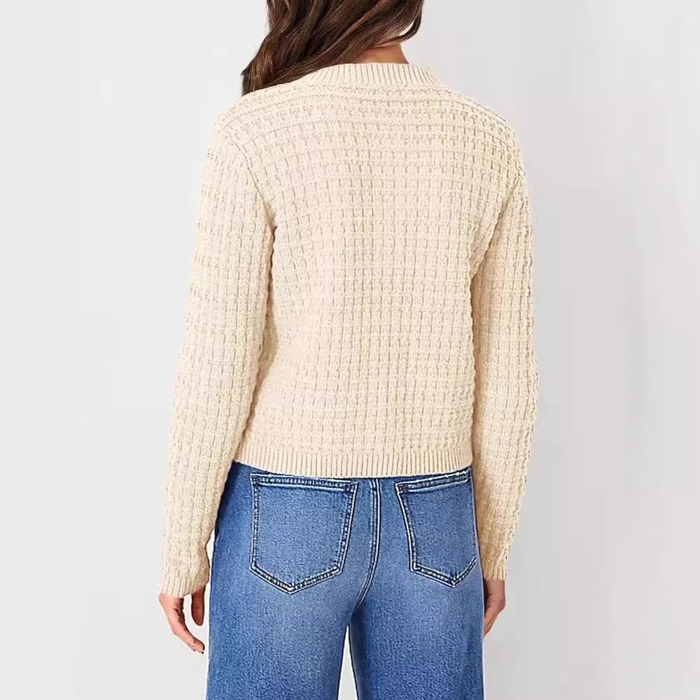Rückansicht einer Frau in beigem Strickpullover und blauer Jeans. Modetrend, Damenbekleidung, lässiger Stil, Herbstmode.
