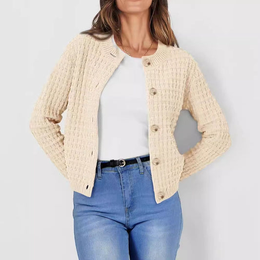 Damenmode: Beige Strickjacke mit Knöpfen, kombiniert mit weißem T-Shirt und blauer Jeans. Stilvoller, lässiger Look für Herbst und Winter.