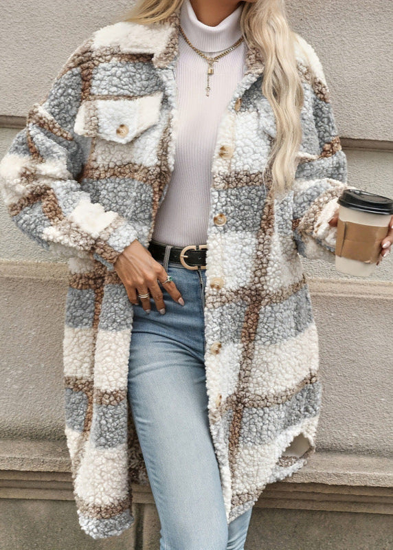 Frau in kariertem Teddy-Mantel, weißem Rollkragenpullover und blauer Jeans hält Kaffeebecher. Modetrend Herbst/Winter, lässiger Streetstyle.