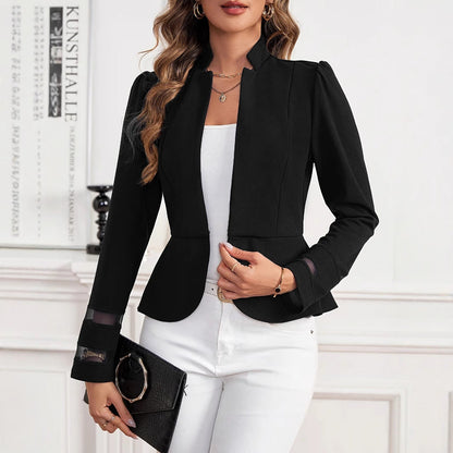 Elegante Frau in schwarzem Blazer und weißer Hose, hält schwarze Clutch. Stilvolle Mode, Business-Look, moderne Damenbekleidung.