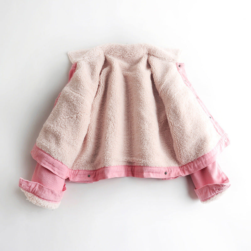 Rosa Jeansjacke mit weichem, beigem Fleece-Innenfutter, modisch, warm, Damenbekleidung, Herbst-Winter-Trend, lässiger Stil.
