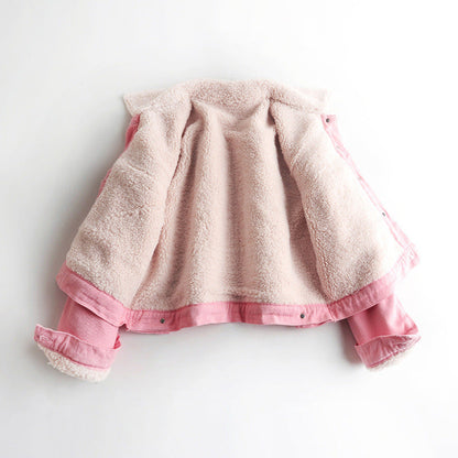 Rosa Jeansjacke mit weichem, beigem Fleece-Innenfutter, modisch, warm, Damenbekleidung, Herbst-Winter-Trend, lässiger Stil.