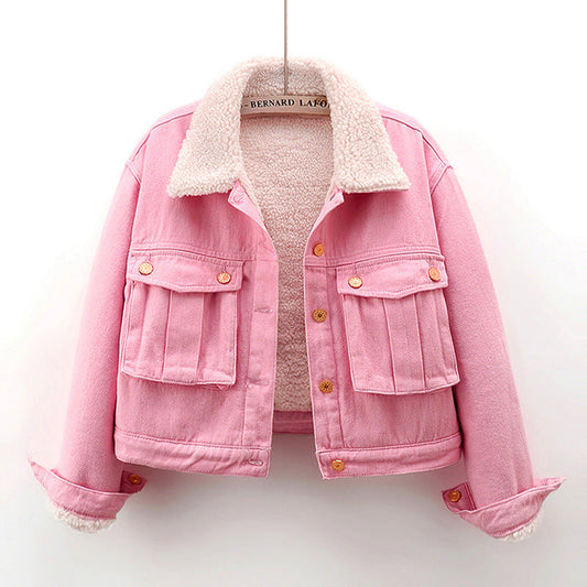 Rosa Damenjacke mit Teddyfutter, Knopfleiste und aufgesetzten Taschen. Modische Winterjacke, warm und stilvoll für kalte Tage.