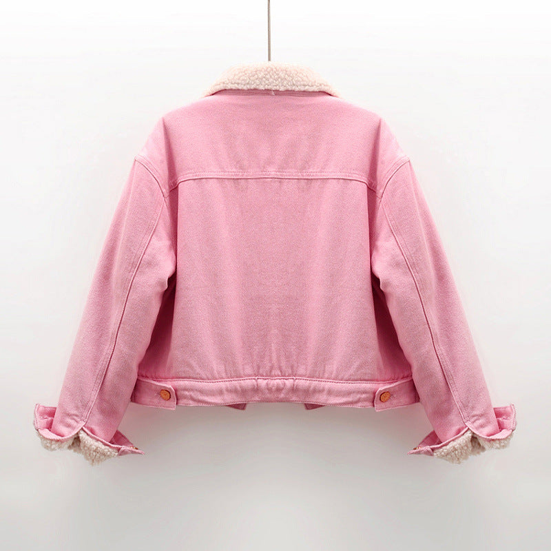 Rosa Damenjacke aus Denim mit Kunstfellkragen, Rückansicht. Modische Winterjacke, warm und stilvoll, ideal für kalte Tage.