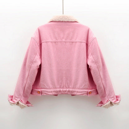 Rosa Damenjacke aus Denim mit Kunstfellkragen, Rückansicht. Modische Winterjacke, warm und stilvoll, ideal für kalte Tage.