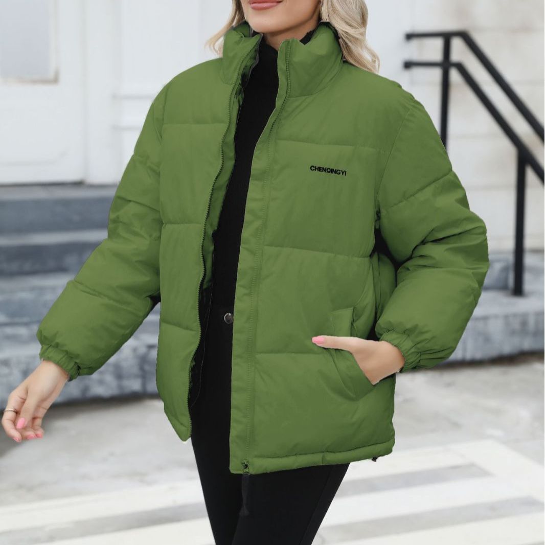 Grüne Daunenjacke für Damen, modisch und warm, ideal für Wintermode. Perfekt für kalte Tage, mit Reißverschluss und Stehkragen.
