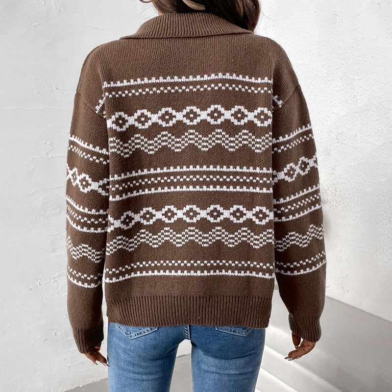 Brauner Strickpullover mit weißem Norwegermuster, getragen von einer Person, Rückansicht. Modischer Winterpullover, gemütlich und stilvoll.